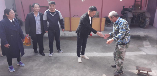 河北天游TY8检测中心信息技术有限公司董事长石建良和公司主要领导到邢台县会宁镇南尚汪村走访慰问贫困户(图5)