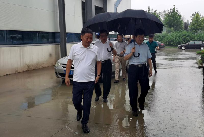 邢台市政协主席邱文双一行冒雨到天游TY8检测中心信息技术有限公司调研